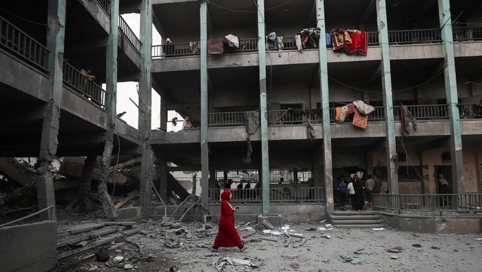 Palestinians inspect the damage at a school sheltering displaced people, following an Israeli strike, in Jabalia refugee camp, in the northern Gaza Strip, May 12, 2025. REUTERS/Mahmoud Issa     TPX IMAGES OF THE DAY