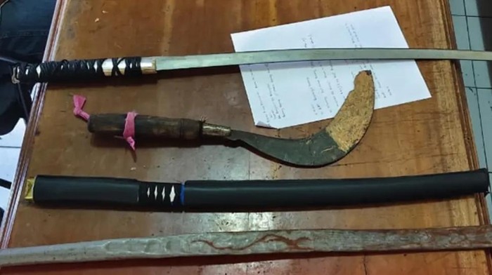 Senjata tajam yang dibawa remaja berinisial N untuk kejar orang di Demak, Minggu (11/5/2025).