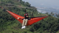 Wisata hammock menjadi salah satu kegiatan wisata luar ruang favorit masyarakat untuk mengisi libur panjang Hari Raya Waisak 2025.  