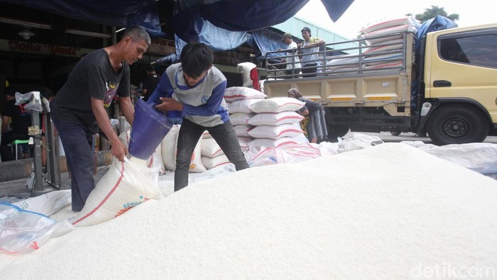Buruh mengangkut beras yang baru tiba dari Karawang, Jawa Barat, di Pasar Induk Beras Cipinang, Jakarta Timur, Selasa (13/5/2025).