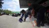 Jawa Barat menjadi penyumbang terbesar dalam pencapaian serapan tersebut. Serapan Bulog Jawa Barat mencapai 352.680 ton atau hampir dua kali lipat dari serapan tahun lalu pada periode yang sama.