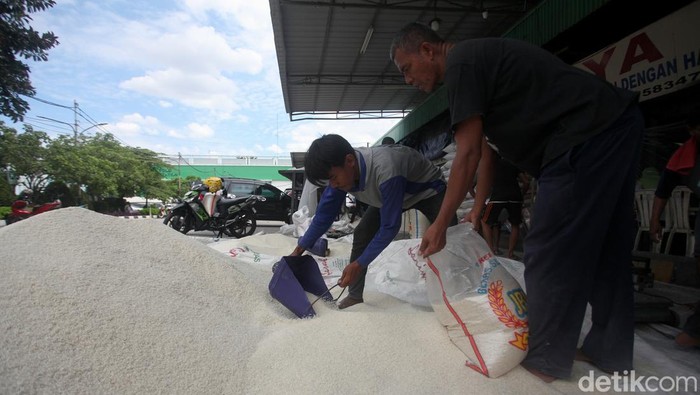 Harga beras di Tanah Air terus mengalami kenaikan. Lihat yuk proses bongkar muat beras di pasar beras Cipinang, Jakarta.