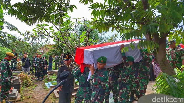 Situasi pemakaman di Kampung Suka Santri, Desa Cinunuk, Kecamatan Cileunyi, Kabupaten Bandung, Selasa (13/5/2025).