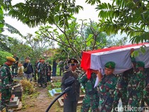 Haru di Pemakaman Mayor Anda Rohanda Korban Tragedi Ledakan Amunisi