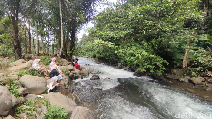 Suasana di destinasi wisata Curug Jami, Kecamatan Cihaurbeuti, Kabupaten Ciamis di hari terakhir long weekend, Selasa (13/5/2025).