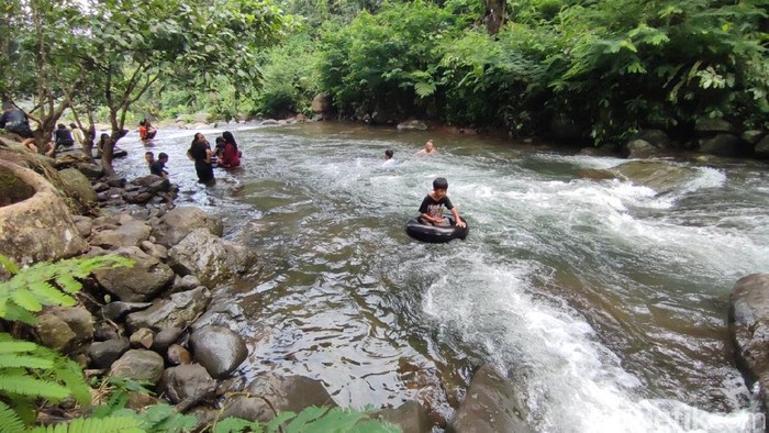 Suasana di destinasi wisata Curug Jami, Kecamatan Cihaurbeuti, Kabupaten Ciamis di hari terakhir long weekend, Selasa (13/5/2025).