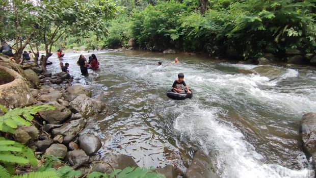 Suasana di destinasi wisata Curug Jami, Kecamatan Cihaurbeuti, Kabupaten Ciamis di hari terakhir long weekend, Selasa (13/5/2025).