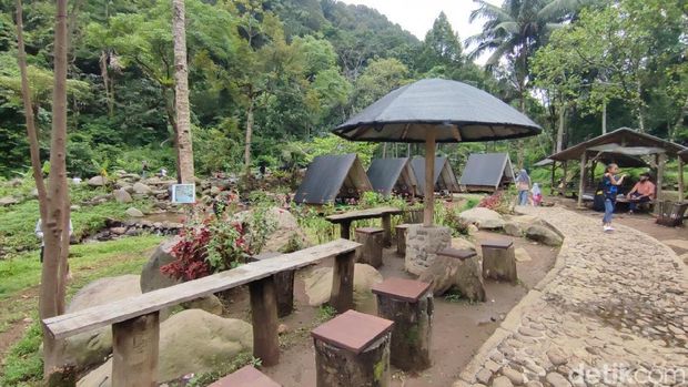 Suasana di destinasi wisata Curug Jami, Kecamatan Cihaurbeuti, Kabupaten Ciamis di hari terakhir long weekend, Selasa (13/5/2025).
