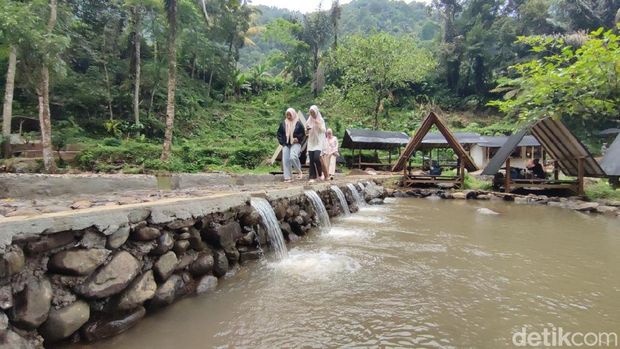 Suasana di destinasi wisata Curug Jami, Kecamatan Cihaurbeuti, Kabupaten Ciamis di hari terakhir long weekend, Selasa (13/5/2025).