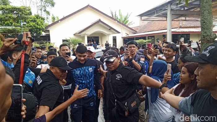 Suasana di kediaman Bos Persib Bandung Umuh Muchtar di Ciluluk, Sumedang