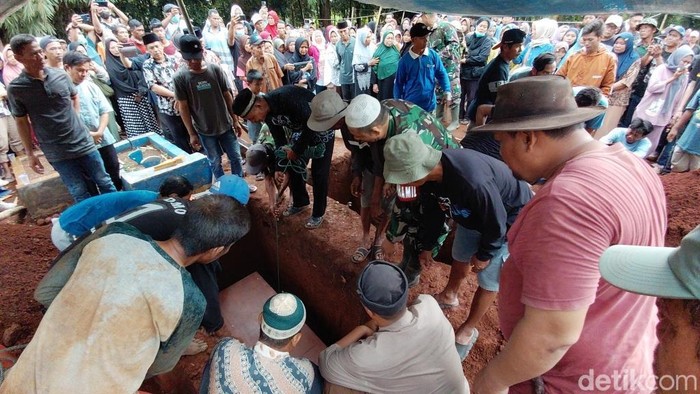 Suasana pemakaman Iyus dan Anwar.
