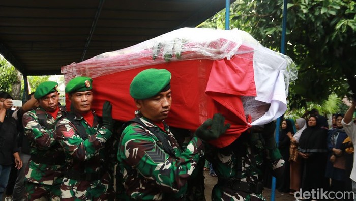 Suasana pemberkatan jenazah Kolonel Antonius Hermawan korban ledakan amunisi Garut di rumah duka Sleman, Selasa (13/5/2025).