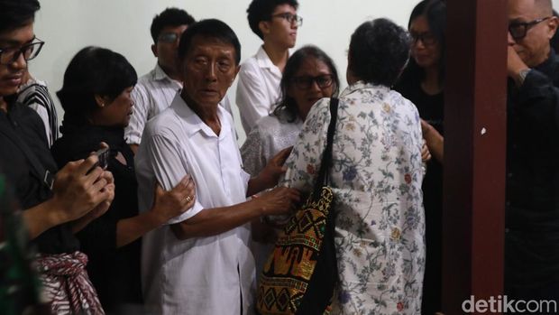 Suasana pemberkatan jenazah Kolonel Antonius Hermawan korban ledakan amunisi Garut di rumah duka Sleman, Selasa (13/5/2025).