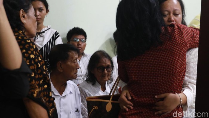 Suasana pemberkatan jenazah Kolonel Antonius Hermawan korban ledakan amunisi Garut di rumah duka Sleman, Selasa (13/5/2025).