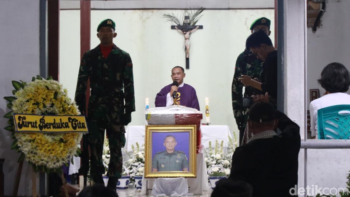 Suasana pemberkatan jenazah Kolonel Antonius Hermawan korban ledakan amunisi Garut di rumah duka Sleman, Selasa (13/5/2025).