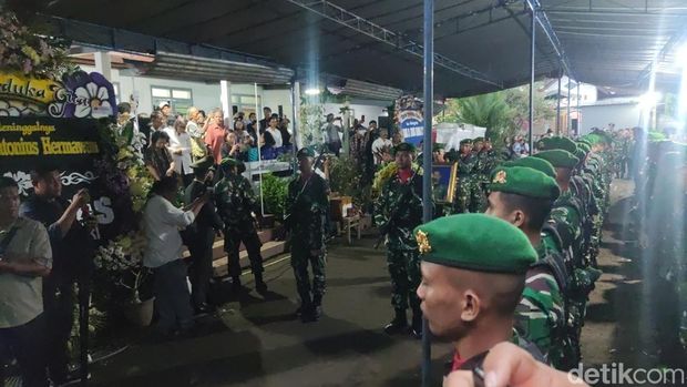 Suasana proses pemakaman Kepala Gudang Pusat Amunisi (Gupusmu) III Pusat Peralatan Angkatan Darat, Kolonel Cpl Antonius Hermawan, di Pakem, Sleman, Selasa (13/5/2025).
