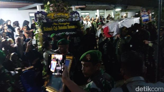 Suasana proses pemakaman Kepala Gudang Pusat Amunisi (Gupusmu) III Pusat Peralatan Angkatan Darat, Kolonel Cpl Antonius Hermawan, di Pakem, Sleman, Selasa (13/5/2025).