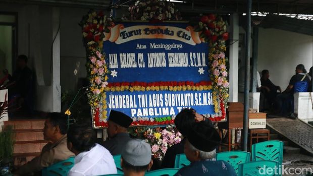 Suasana rumah duka jelang proses pemakaman Kepala Gudang Pusat Amunisi (Gupusmu) III Pusat Peralatan Angkatan Darat, Kolonel Cpl Antonius Hermawan, di Pakem, Sleman, Senin (13/5/2025)
