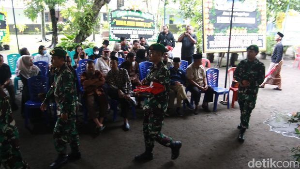 Suasana rumah duka jelang proses pemakaman Kepala Gudang Pusat Amunisi (Gupusmu) III Pusat Peralatan Angkatan Darat, Kolonel Cpl Antonius Hermawan, di Pakem, Sleman, Senin (13/5/2025)