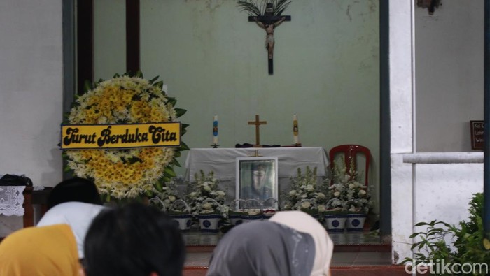 Suasana rumah duka jelang proses pemakaman Kepala Gudang Pusat Amunisi (Gupusmu) III Pusat Peralatan Angkatan Darat, Kolonel Cpl Antonius Hermawan, di Pakem, Sleman, Senin (13/5/2025)
