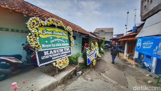 Suasana rumah duka Mayor CPL Anda Rohana, di Kampung Sukasari, Desa Cinunuk, Kecamatan Cileunyi, Kabupaten Bandung, Selasa (13/5/2025)