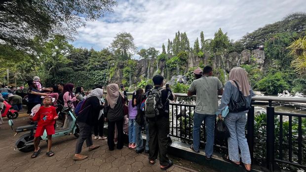 Taman Margasatwa Ragunan, Jakarta Selatan (Jaksel) pada hari cuti bersama Waisak 2025, Selasa (13/5/2025).