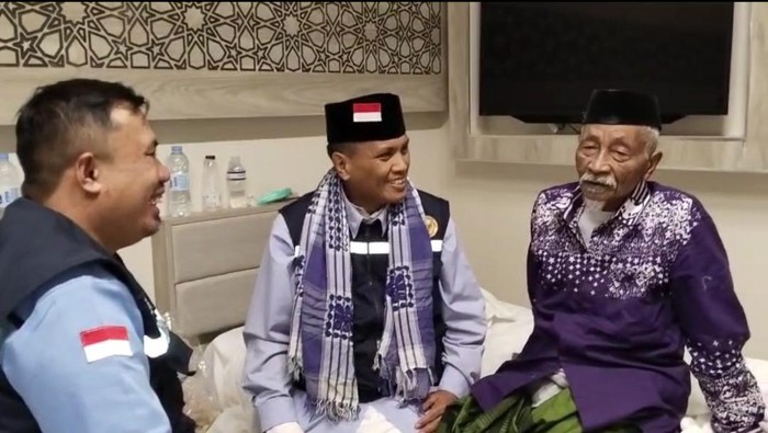 Tamma (pakai kemeja batik ungu). (Dok. MCH Kemenag Sulsel)