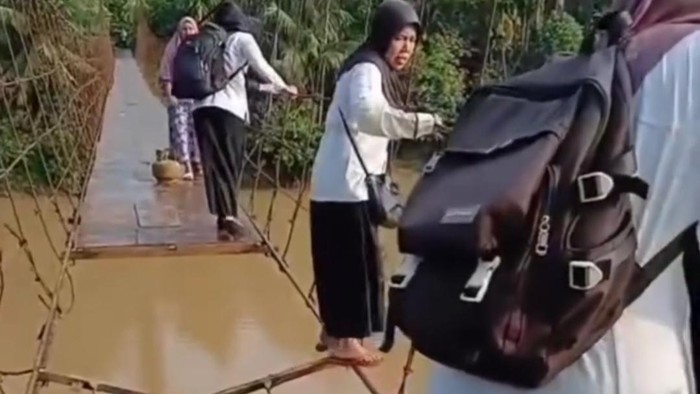 Viral 4 Guru SD di Merangin Jambi Lewati Tali Jembatan Gantung Demi Mengajar