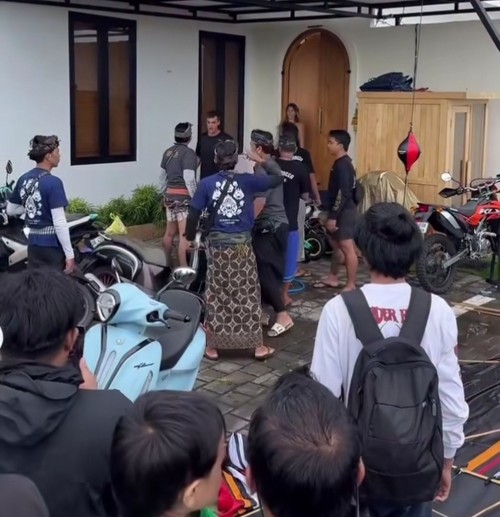 Tangkapan layar video cekcok antara WNA dan peserta lomba Binggo Kite Festival di Banjar Cengolo, Desa Sudimara, Tabanan, Minggu (11/5/2025). (IST)