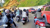 Para pengendara harus bersabar untuk melintas di jalur tersebut saat petugas melakukan evakuasi.