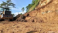Tebing setinggi 50 meter longsor dan menutup bahu jalan. Material longsoran berupa tanah setinggi 3 meter dengan panjang 15 meter menutupi sebagian jalur selatan Lumajang-Malang. Beruntung, insiden ini tidak menimbulkan korban jiwa.