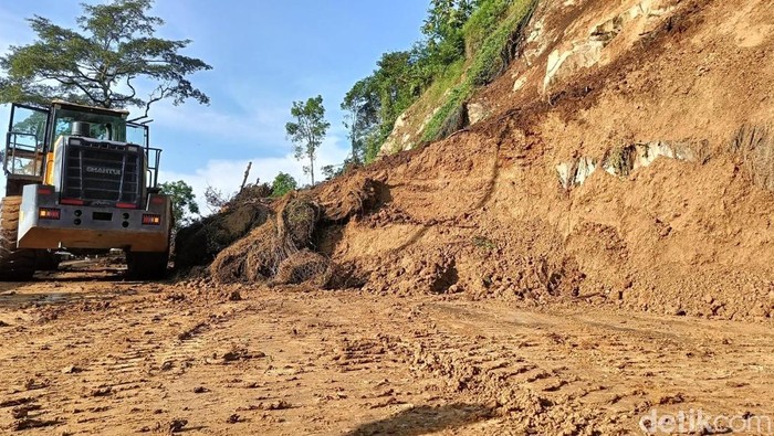 Tebing Longsor di Jalur Lumajang-Malang Tebing Longsor di Jalur Lumajang-Malang
