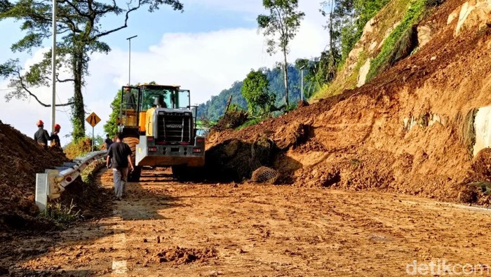 Tebing Longsor di Jalur Lumajang-Malang Tebing Longsor di Jalur Lumajang-Malang
