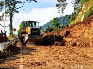 Video: Tebing Longsor Tutup Jalur Lumajang-Malang