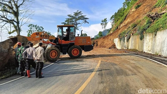 Tebing Longsor di Jalur Lumajang-Malang