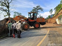 Tebing Longsor Tutup Jalur Lumajang-Malang, Lalu Lintas Buka Tutup