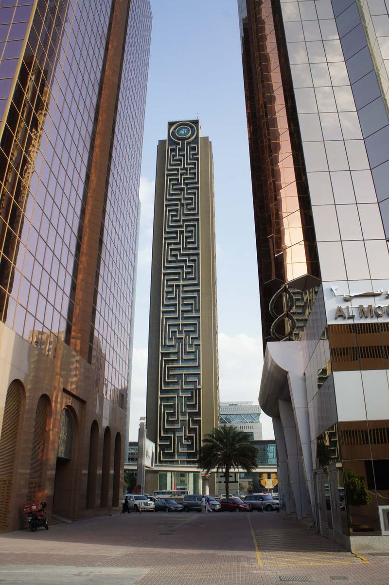 Al Rostamani Tower atau disebut juga The Maze Tower merupakan gedung yang memiliki labirin vertikal terbesar di dunia.