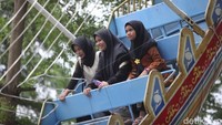 Harga tiket yang masih terjangkau dan lokasi strategis yang mudah diakses dengan nagkutan umum menjadikan TMII kerap diserbu pengunjung saat momen-momen libur.