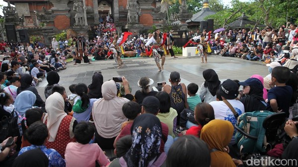 TMII Jakarta Diserbu Pengunjung Saat Libur Panjang Waisak