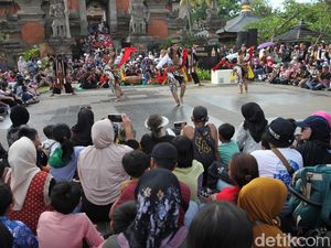 TMII Jakarta Diserbu Pengunjung Saat Libur Panjang Waisak
