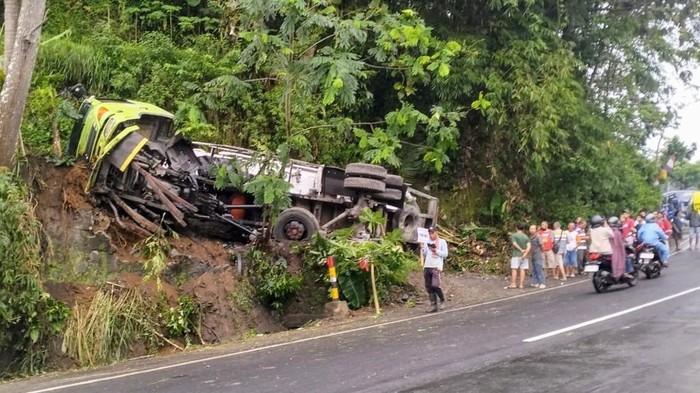 Video: Belum Genap Sepekan, Kecelakaan Terjadi Lagi di Lokasi Insiden Truk Vs Angkot