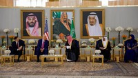 Mengutip Reuters, Komitmen investasi Arab Saudi mencakup apa yang digambarkan AS sebagai perjanjian penjualan pertahanan terbesar antara kedua sekutu, senilai hampir US$142 miliar.