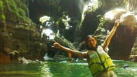 Bisa bermain Snorkeling dan berenang di wisata alam ini.