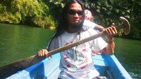 Perjalanan dengan perahu memberikan sensasi tersendiri menyusuri sungai.