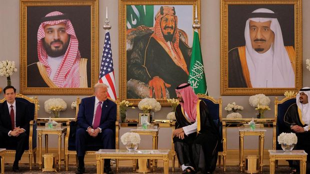 Menteri Luar Negeri AS Marco Rubio, Presiden AS Donald Trump, Putra Mahkota Saudi Mohammed Bin Salman, Mohammed bin Abdulrahman bin Abdulaziz, Wakil Gubernur Wilayah Riyadh, bertemu di Riyadh, Arab Saudi, 13 Mei 2025. REUTERS/Brian Snyder