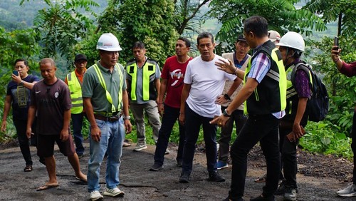Wabup Buleleng, Gede Supriatna, mengecek proyek jalan penghubung Banjar Dinas Klandis dan Banjar Dinas Mengandang, Desa Pakisan, Kecamatan Kubutambahan, Selasa sore (13/5/2025). (Dok. Pemkab Buleleng)