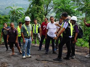 Viral Dikeluhkan Warga, Supriatna Cek Proyek Jalan Desa Pakisan Buleleng