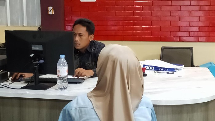 Wanita di Palembang lapor polisi pasal perampasan Hp. Korban mengaku juga disekap masalah utang.