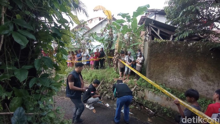 Warga berkerumun di lokasi penemuan kaki bayi.