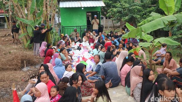 Warga Gadingrejo, Pati, gelar doa bersama tolak pabrik cor beton, Selasa (13/5/2025).